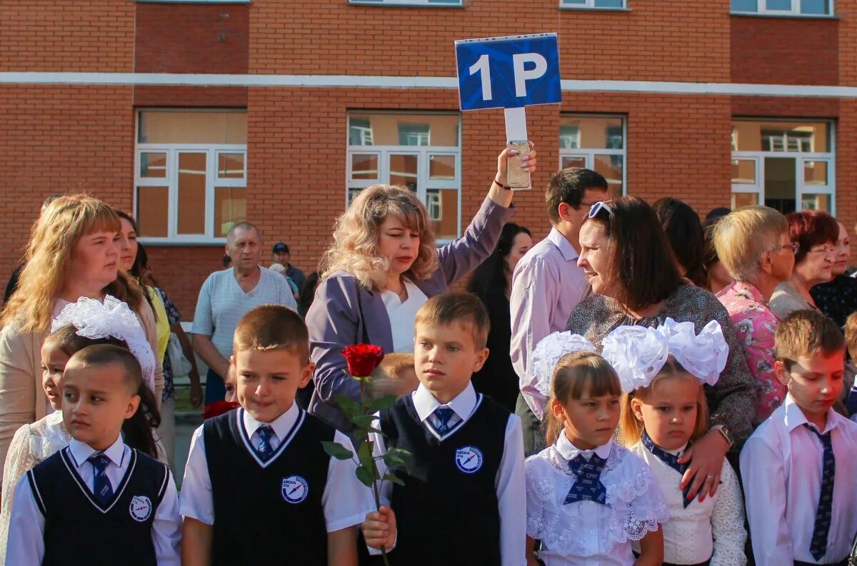 14 первых это 14. Школа 216 Новосибирск. Дети в школе. Фотосессия в школе. Первоклашка.