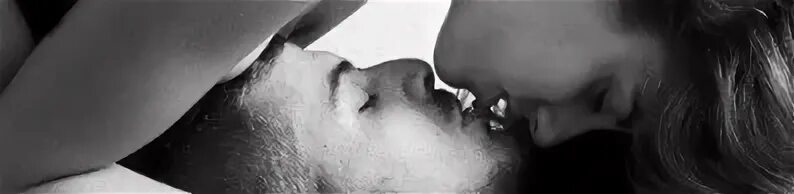 Девушка целует парня в живот. Поцелуй в живот и ниже. Страстные поцелуи в кровати. Поцелуй ниже. Поцелуй в живот.