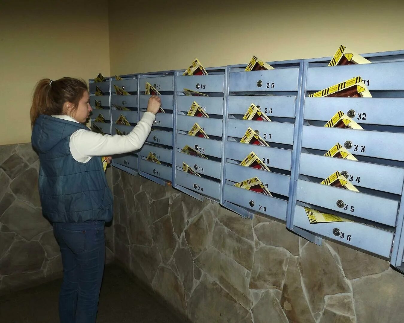 Рассылка по почтовым ящикам. Разнос листовок по почтовым ящикам. Листовки по почтовым ящикам москва. Реклама по почтовым ящикам. Распространение по почтовым ящикам.