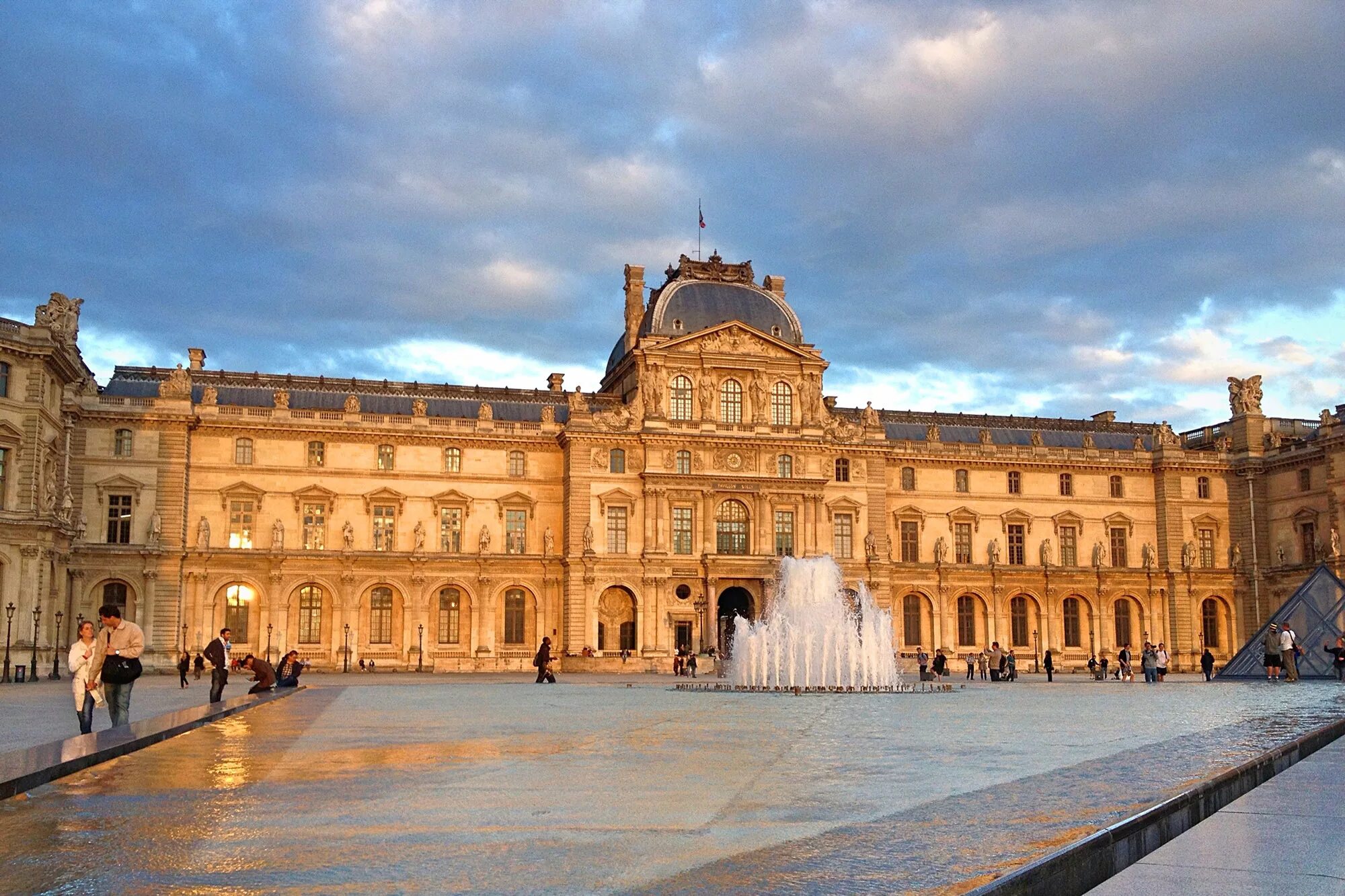 Какие самые известные музеи. Королевский дворец Лувр. Лувр музей. Луврский дворец в Париже. Музей Лувр в Париже здание.