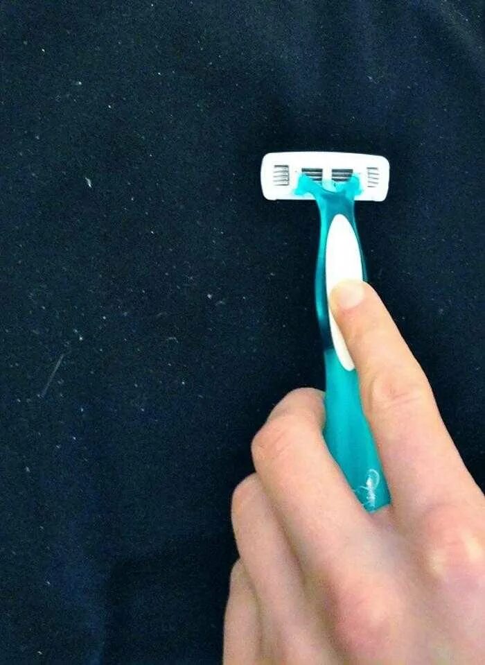Как удалить катышки с одежды. Убрать катышки бритвой. сбритые катышки на одежде. расчёска+лезвие от катышков на одежде. бритва для катышков на одежде.