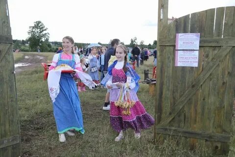 Гостей собирала