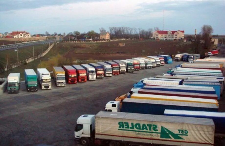 на парковке стоит 42 машины