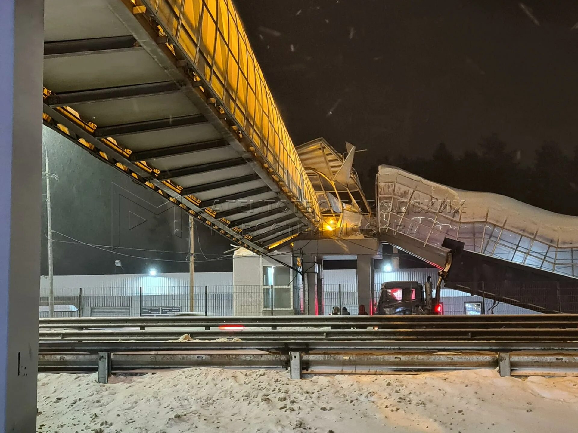 Мост на м 7. Мост в Балашихе. Сбитый мост пешеходный в Балашихе. Самосвал сбил пешеходный мост в Балашихе. Балашиха упал пешеходный мост.