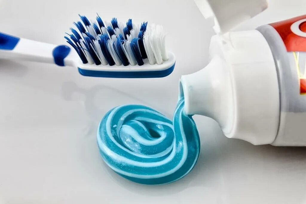 Зубная паста. Зубная паста и щетка. Красивая зубная паста. Цветная зубная паста. Можно чистить зубы в рамадан зубной пастой