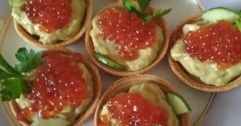 Тарталетки с икрой огурцом