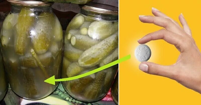 Почему закрыта банка. Огурцы в банке. мутная банка с огурцами. соленые огурцы в банке. огурцы консервированные.