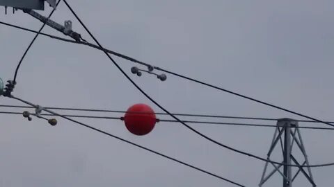 Зачем красные и белые шарики на лэп