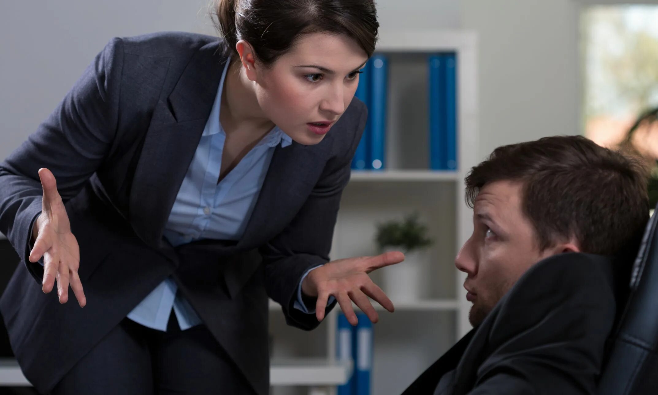 Вредная начальница. Начальница кричит. Начальница издевается. Руководитель и подчиненные. Злые коллеги.