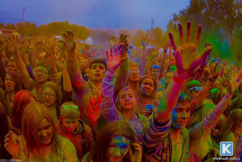 Colorfest спб 2024. Фестиваль красок холи в москве. Мужчина в красках холли. Colorfest. Colorfest спб 2024.