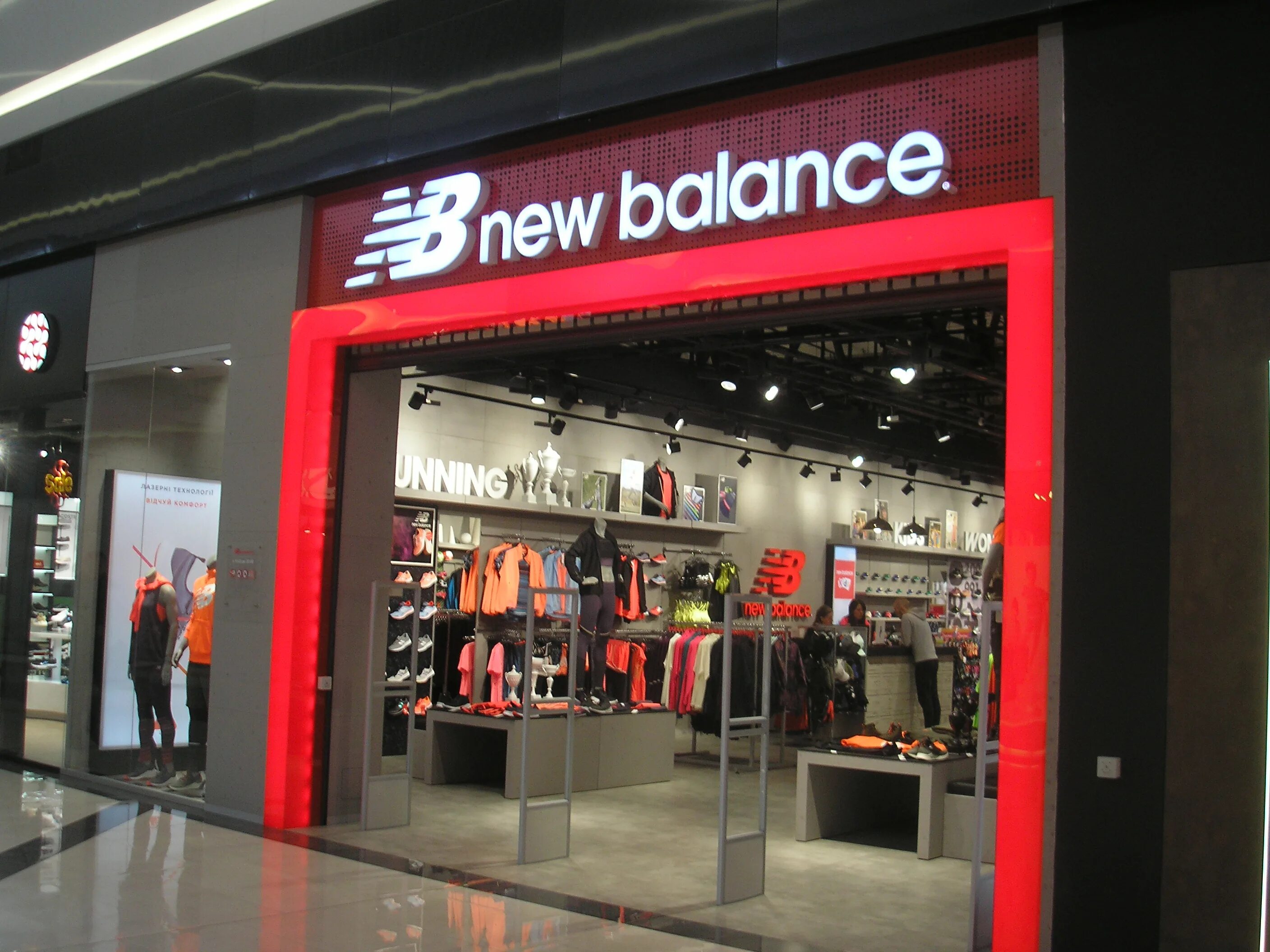 New balance shopping. Магазин Нью баланс. Магазин New Balance в Москве. New Balance вывеска. New Balance Авиапарк.