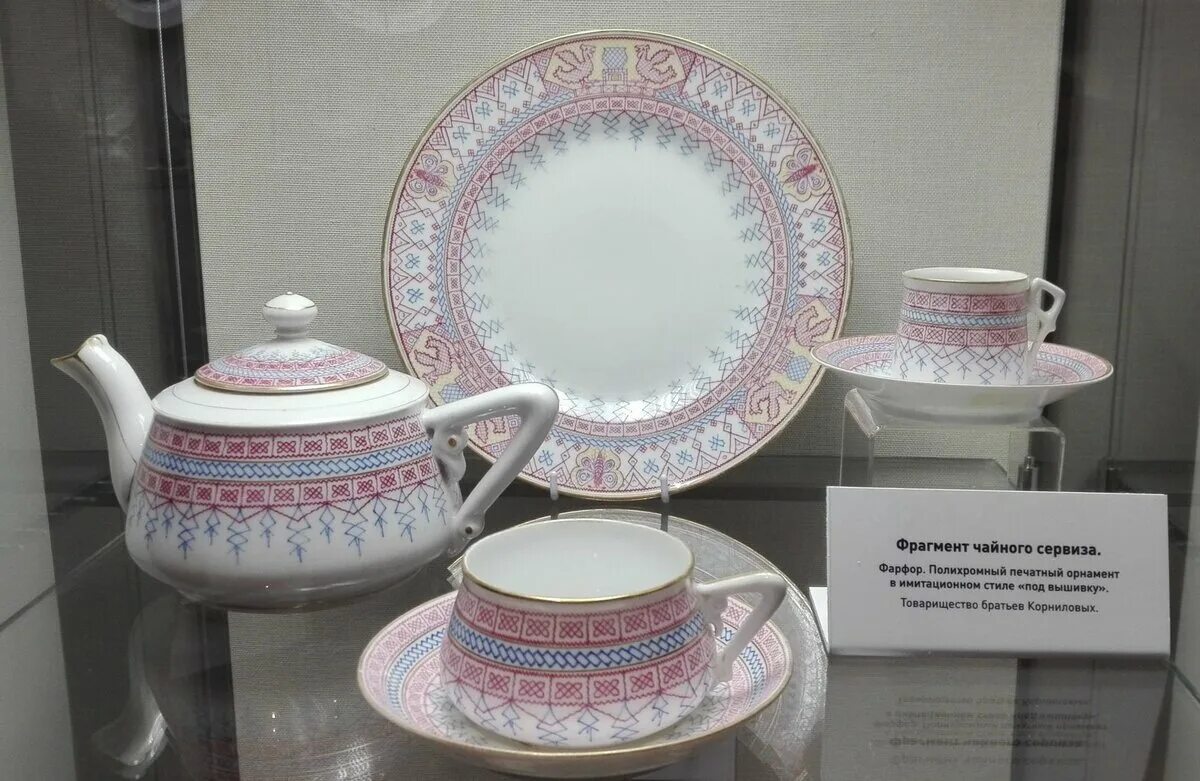 Фарфор корниловых билибин. Подсвечник карты фарфор корнилов. Кувшин с крышкой фарфор. Старинный флакон фарфор. Посуда братьев.