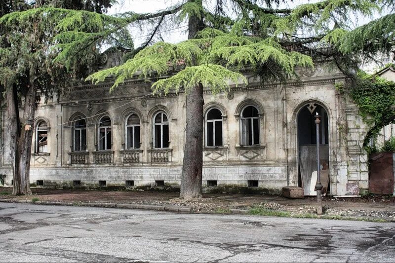 Дом сухуми абхазия. Село Бабушара Абхазия. Сухум Абхазия. Сухум Абхазия развалины. Абхазия столица Сухум.