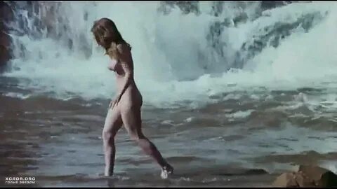 6. Сондра Карри купается голой у водопада - Девушки Джесси.