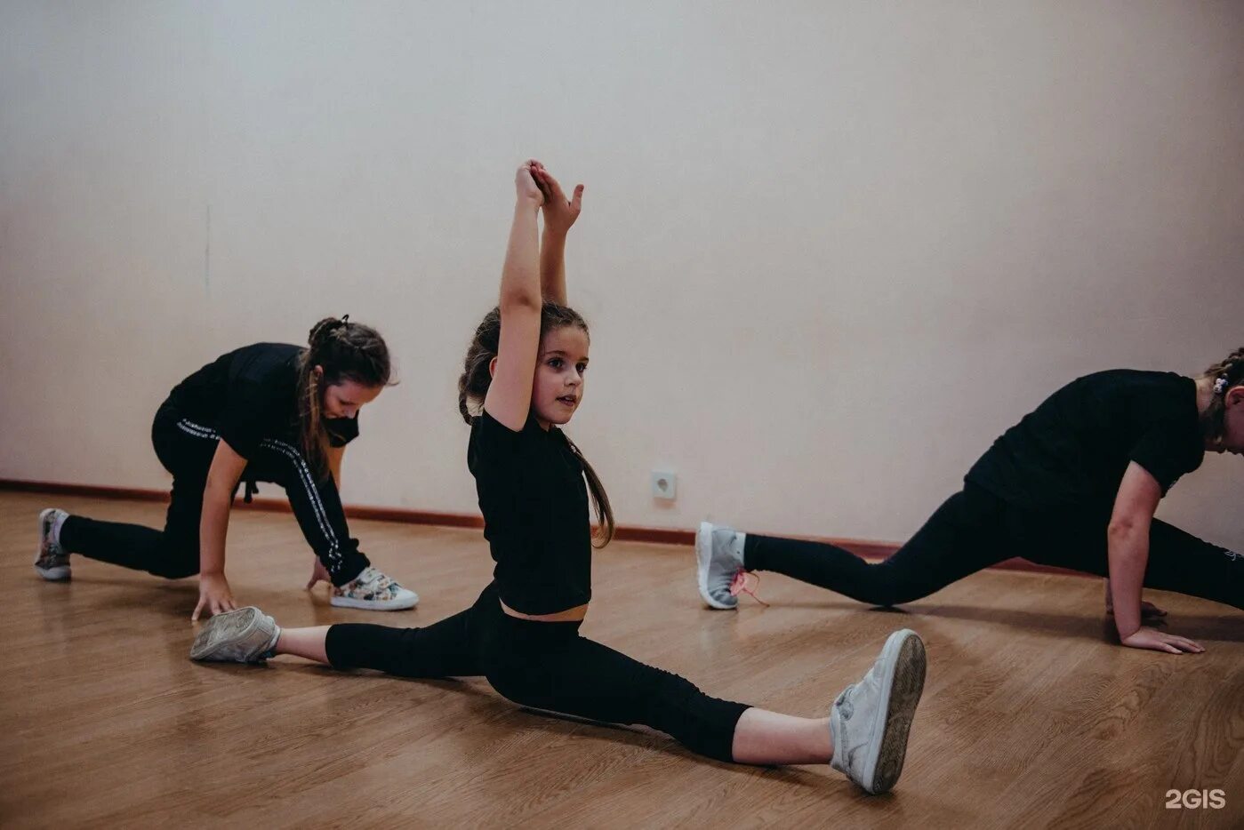 Школа танцев смоленск. Mint Dance School Рязань. Mint танцевальная студия Рязань. Студия Mint Dance School. Современные танцы Смоленск для подростков.