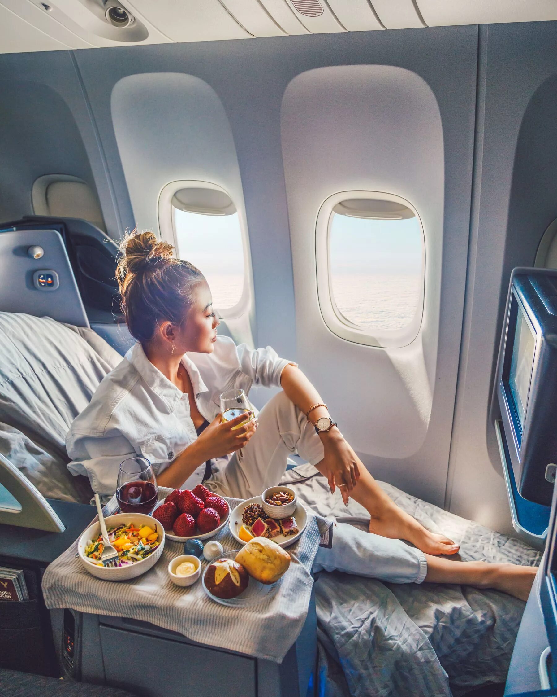Улетающий самолет. Девушка в салоне самолета. Лететь в самолете и думать о пилоте. Девушка на борту частного самолета. Пилот и стюардесса.