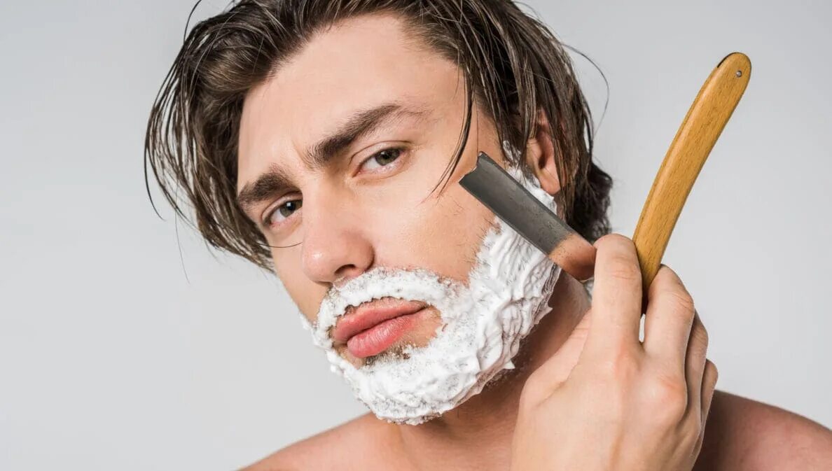Бритва для мужчин. Мужчина бреется. Гладкое бритье для мужчин.