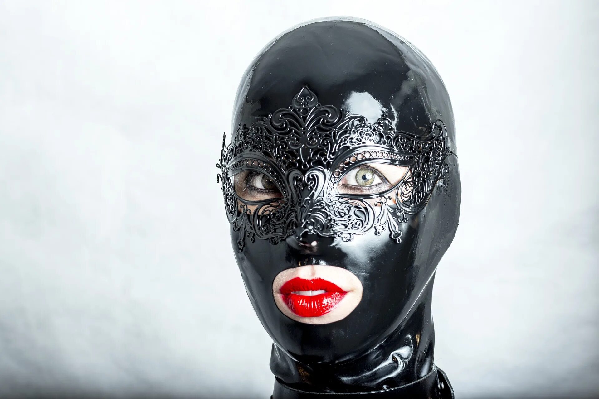 Latex mask. Фетиш маски. Девушка в латексной майке. Маска женская. Латексный костюм с маской.