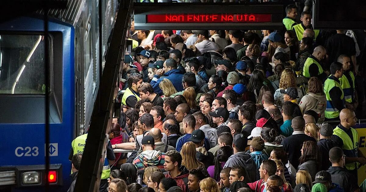 Много людей в метро. Метро Сан Паулу. Час пик в метро. Час пик давка в метро. Московское метро в час пик фото.