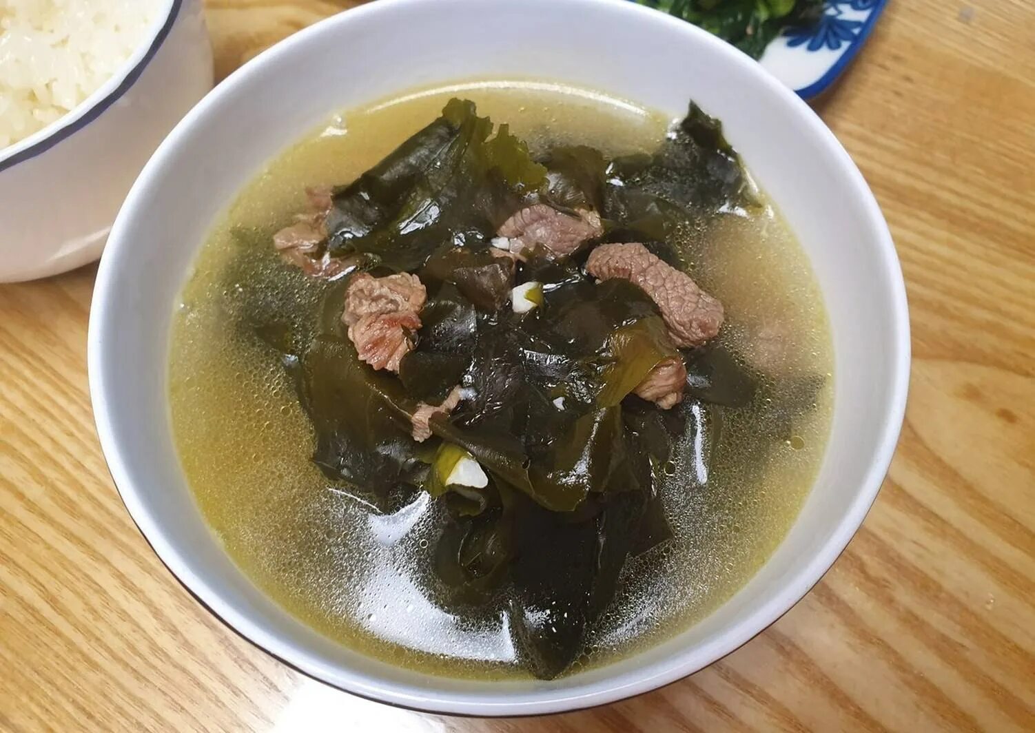 Суп из водорослей корейский. Миёккук суп. Корейский суп Миёккук. Миёккук (суп из морской капусты). Миёк Кук.