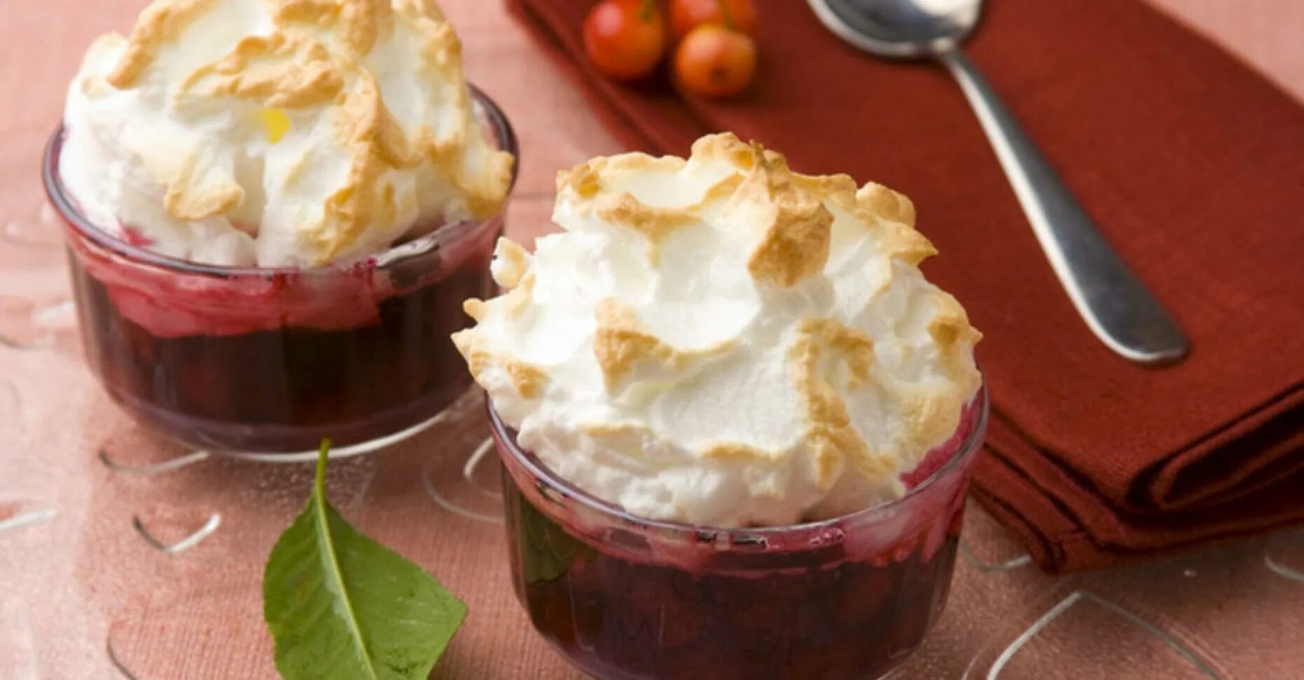 Вишневый пирог снег. Рецепт вишня под. Пирог с вишневый с меренгой. Торт снежная вишня. Вишневая монастырская изба.