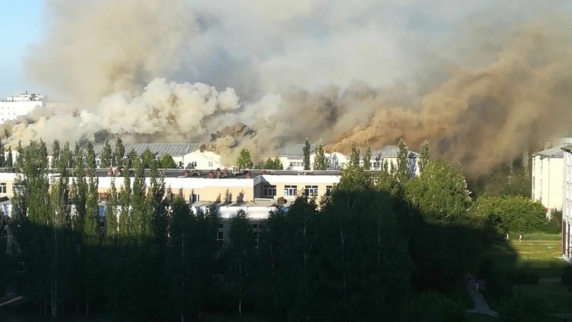 Сгорел северный. Пожар в Барнауле на Северо Власихинской. ТЦ пожар Барнаул. Пожар на Северо Власихинской 60. Северновласихинская 60 Барнаул пожар.