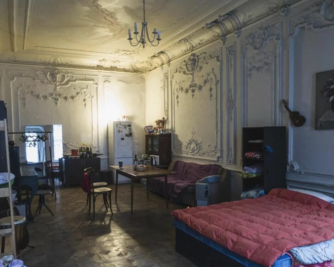 старые большие квартиры. старинные петербургские квартиры. заброшенный дом внутри. старый фонд санкт-петербурга. интерьер квартиры в доходном доме.