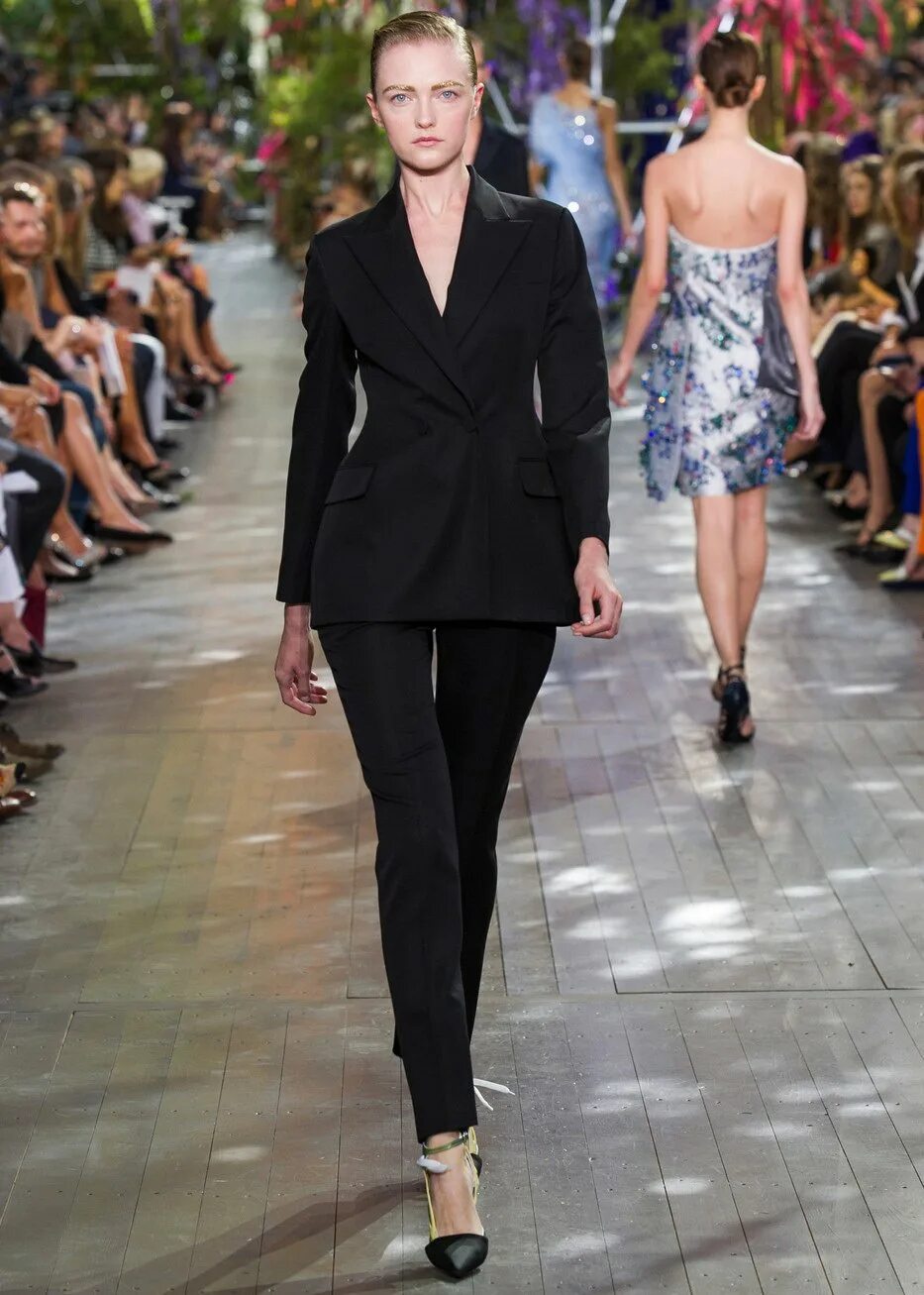 Mary katrantzou 1986. Мода 2014 телефоны. Дольче габбана 2014 женская. Мода 2014. Мода 2014 видео.