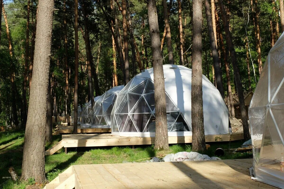 Глэмпинг купольные шатры. Hills and huts. Hills and huts. Загородный отель pine river. Hills and huts.