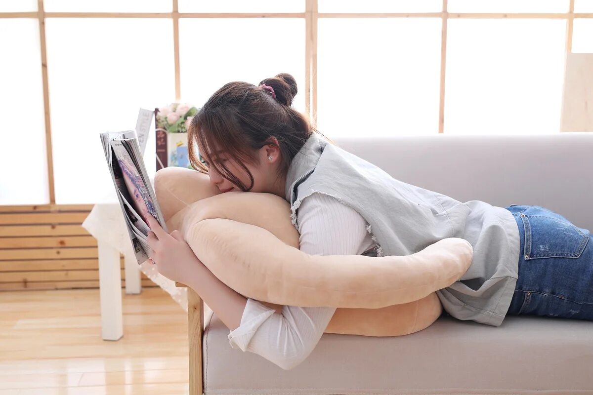 Мужчина с подушкой. Обнимаю подушку. Подушка для обнимания. Фотосессия с подушками. Подушка для обнимания для мужчин.