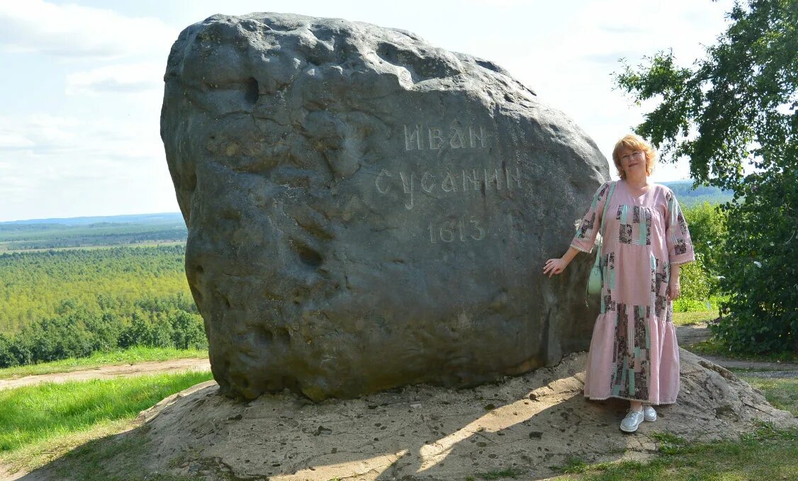 Камень том 1. Сусанино Кострома камень. Мемориальный камень Ивана Сусанина Кострома. Кострома тропа Сусанина.