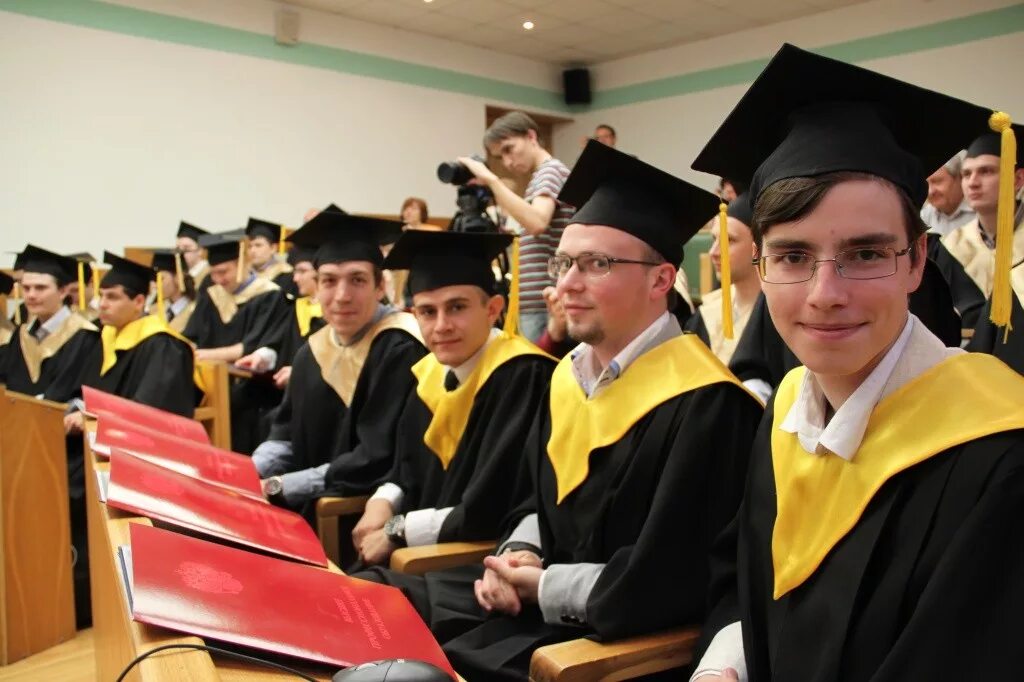 юфу южный федеральный университет факультет управления. мгу искусствоведческий факультет. ягпу магистратура. мантия для выпускников рязгму. выпуск магистров фото.