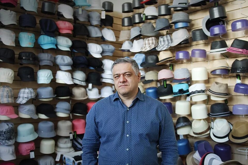 выкладка головных уборов. норковые шапки на садоводе. кепка с рынка. много шапок. витрина для головных уборов на ринку.