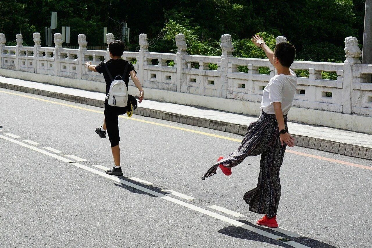 Мы медленно шли по дороге обсаженной старыми. Ходьба по дороге. Картинки иду по дороге в Кореи. Фото в ходьбе через дорогу. Японские картинки идущий человек.