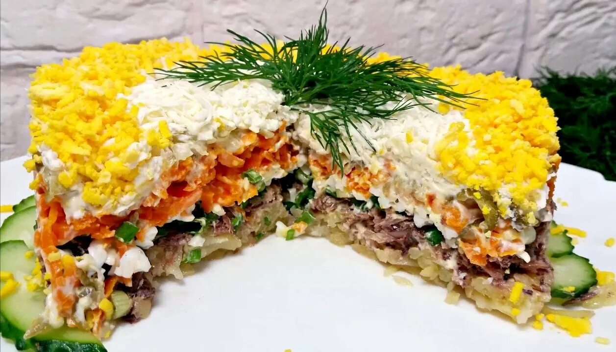 Салат со шпротами. Салат со шпротами слоеный. Салат из шпрот слоеный. Салат со шпротами слоями