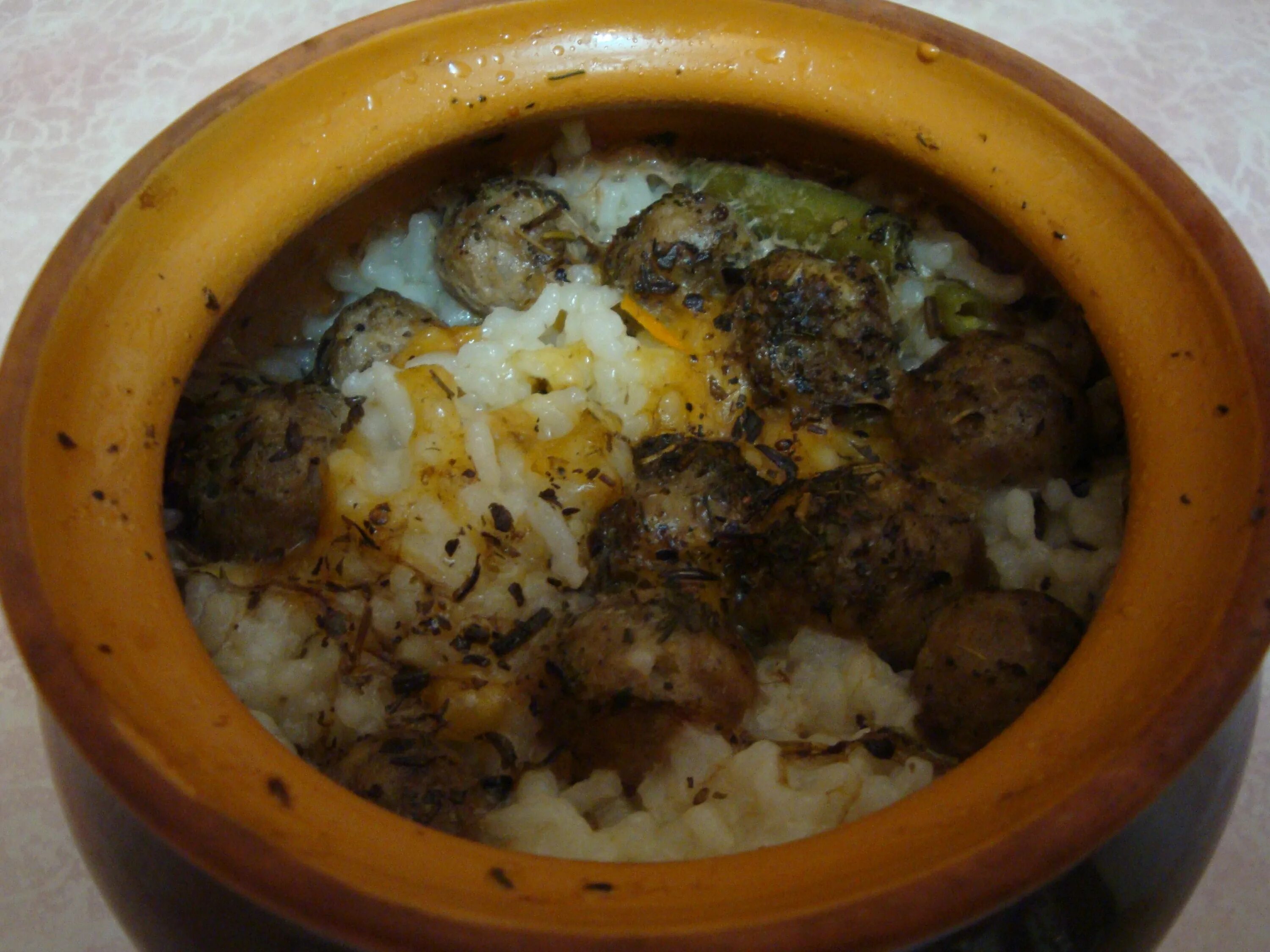 Жаркое в горшочках со свининой. Сервировка блюд в горшочке. Грибы с рисом в горшочке. Рис в горшочках в духовке с курицей. Ужин в горшочках в духовке.