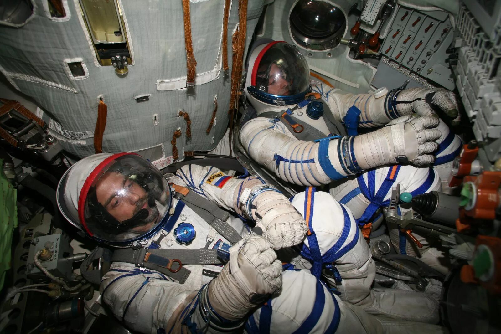 Рукавишников иванов космонавты. Vss enterprise авария. 12 апреля гагарин космос. Юрий гагарин первый человек в космосе. Flight into space.