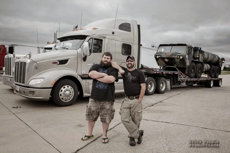 Дальнобойщики 3 камаз 6460. Грузовик на дороге. Легкой дороги. Видеоклипы про дальнобойщиков. Красивые девушки на фоне грузовиков.