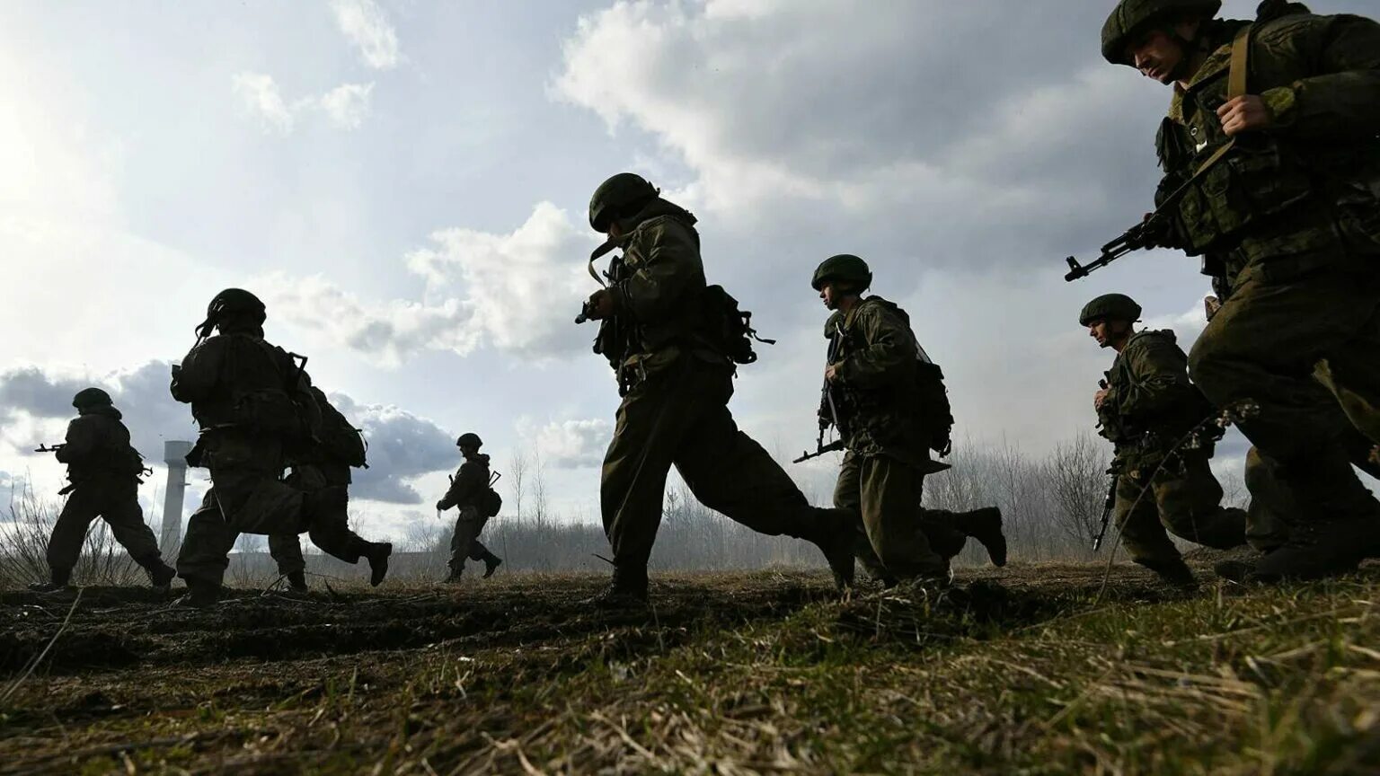 Смело атаковать. Российские военные. Солдат вс РФ. Военные учения. Армия России учения.