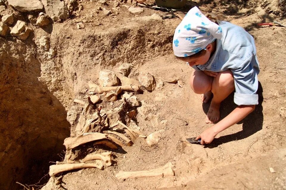 Девушка археолог. Девушки археологи на раскопках.