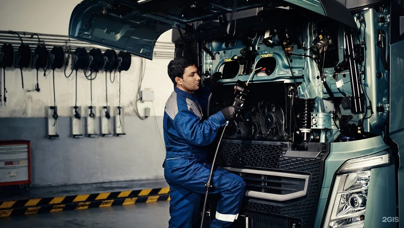Механик автотранспортного предприятия. Грузовой автосервис. Автослесарь грузовых автомобилей. Автослесарь грузовых авто. Механик автотранспортного предприятия.