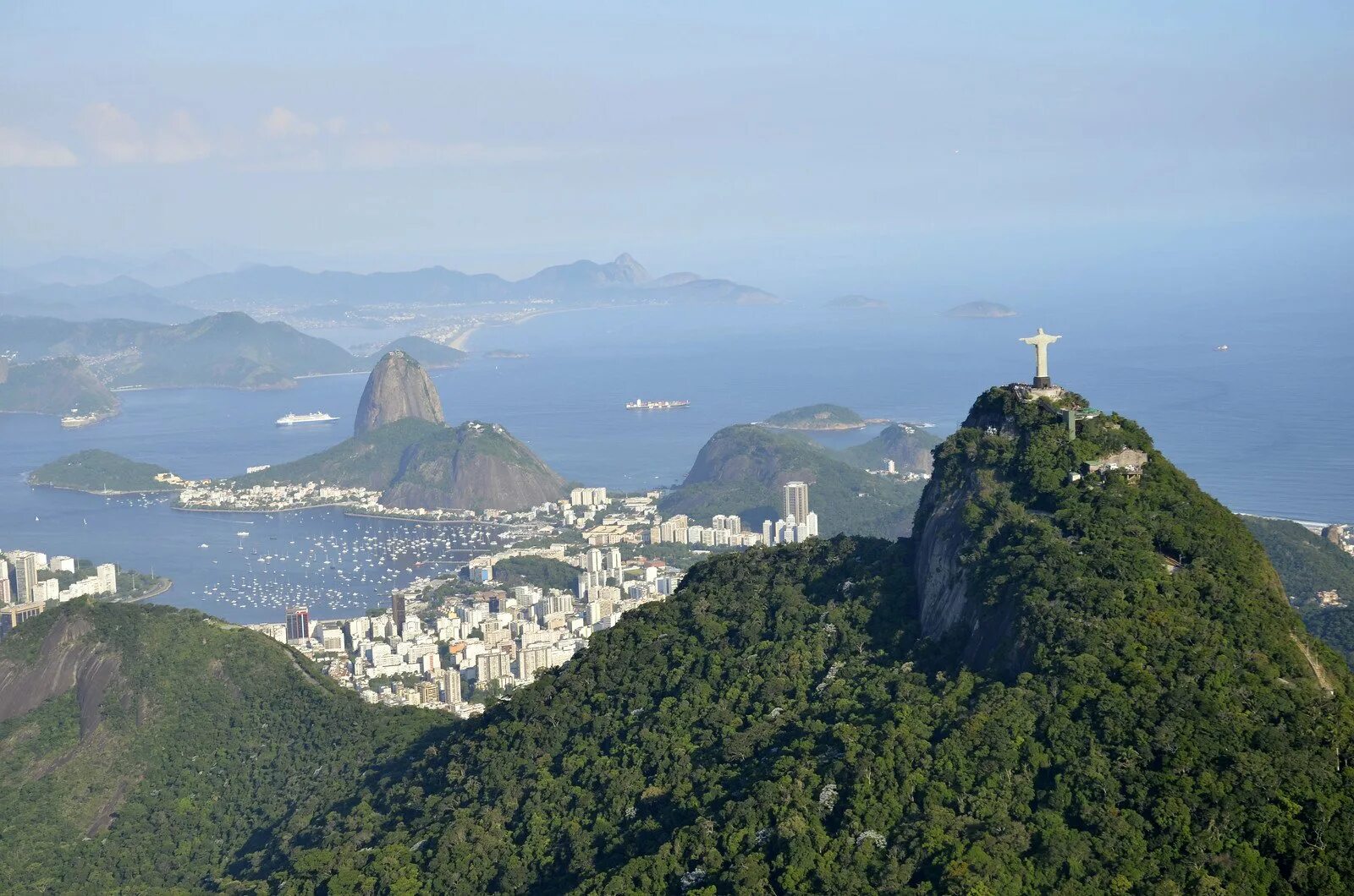 Гора Корковадо Рио-де-Жанейро. Бразилия гора Корковадо. Рио гора Корковаду. Рио де Жанейро горы.