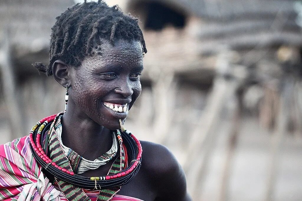Девушки племен африки. Тутси народ Африки. Нилоты Масаи раса. Тутси племя. Пигмеи Тутси Масаи нилоты.