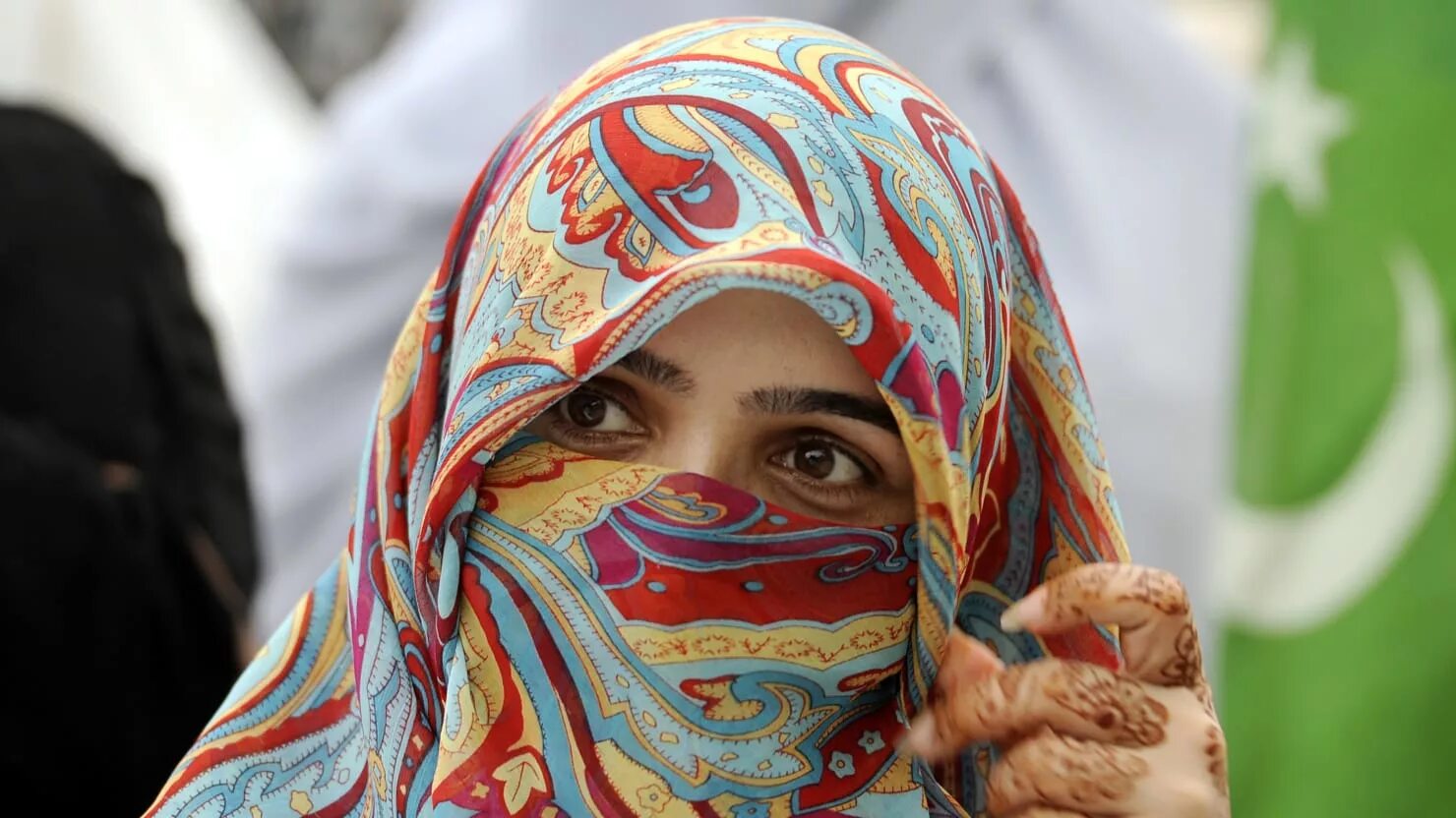 Почему с покрытой головой. Турецкие женщины. Иранские платки. Хиджаб в Иране. Иранский платок женский.