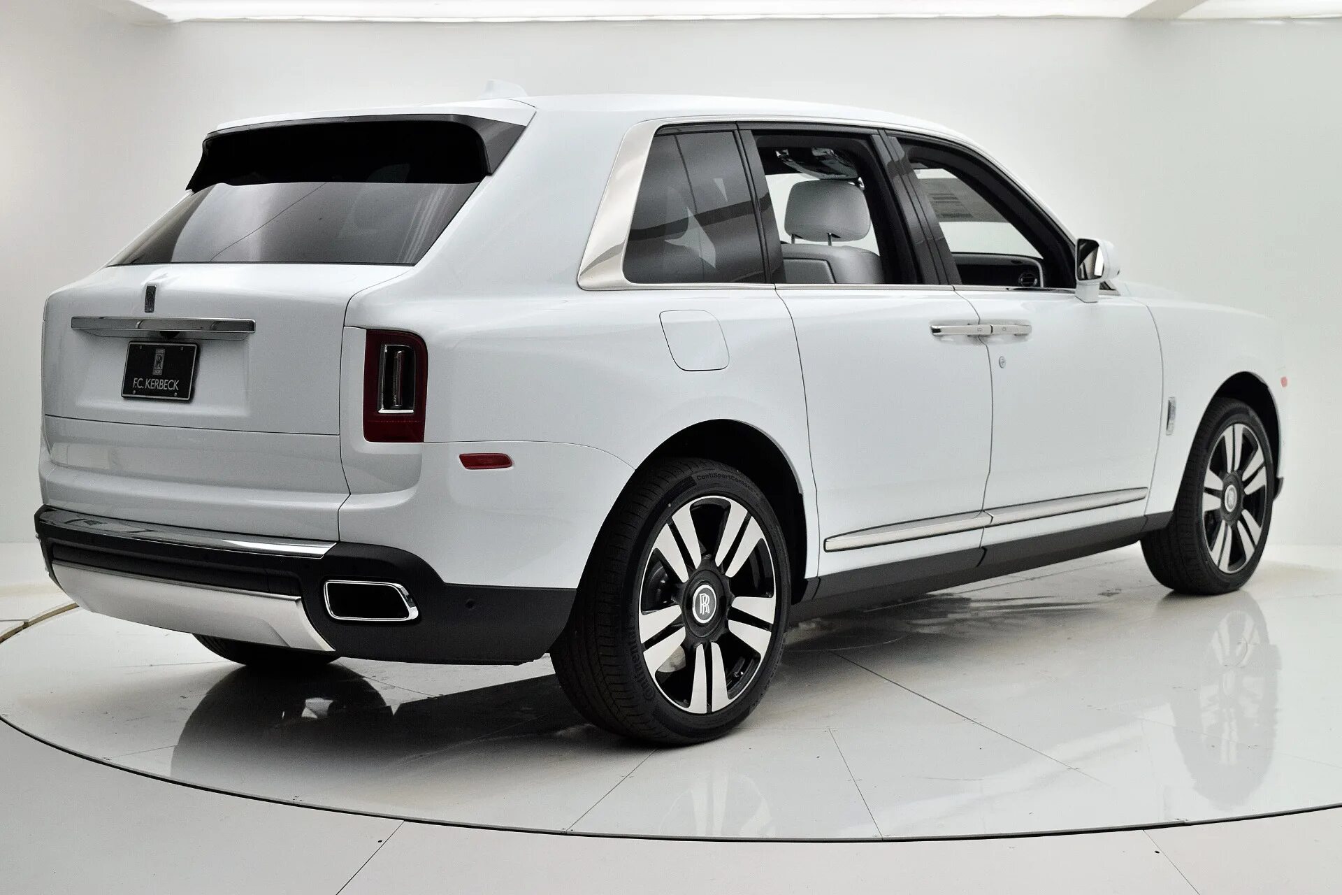 Rolls cullinan цена. Роллс Ройс Куллинан 2022. Кроссовер Rolls-Royce 2020. Роллс Ройс Куллинан белый.