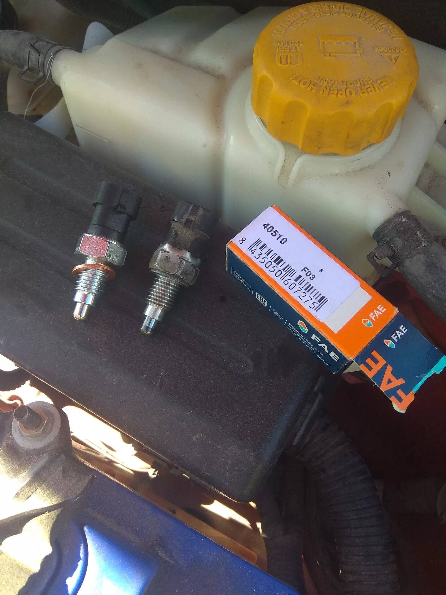 Датчик заднего хода шевроле авео т300. Авео т300 задние фонари. Разъем ближнего света h4 шевроле авео т250. Шевроле авео горит задний ход. Шевроле авео т250 лампочки задних габаритов.