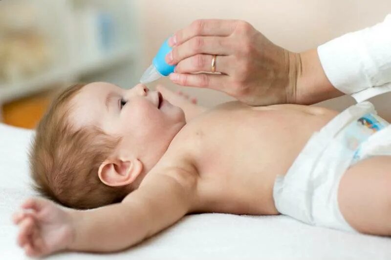 Закапывание в нос глаза уши. Закапывание капель в нос новорожденному. Алгоритм закапывания капли в нос детям. Закапывание капель детям. Промывание глаз новорожденному.