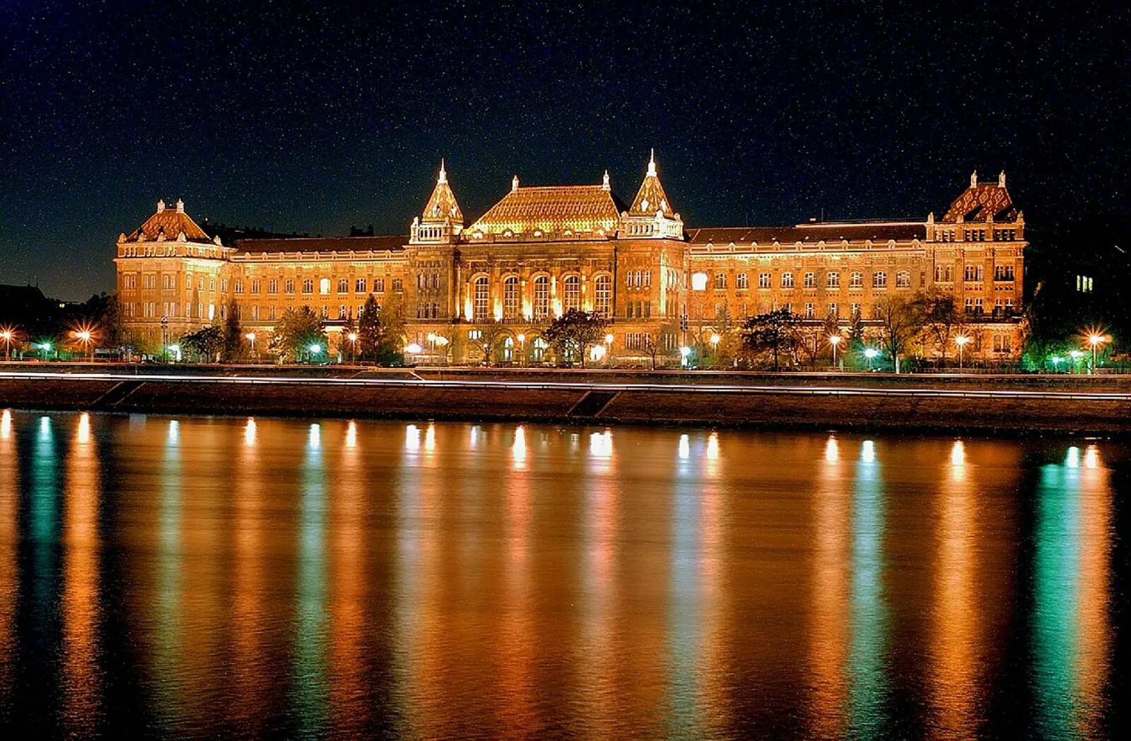 Budapest University of Technology and Economics. BME University. Будапештский клуб.