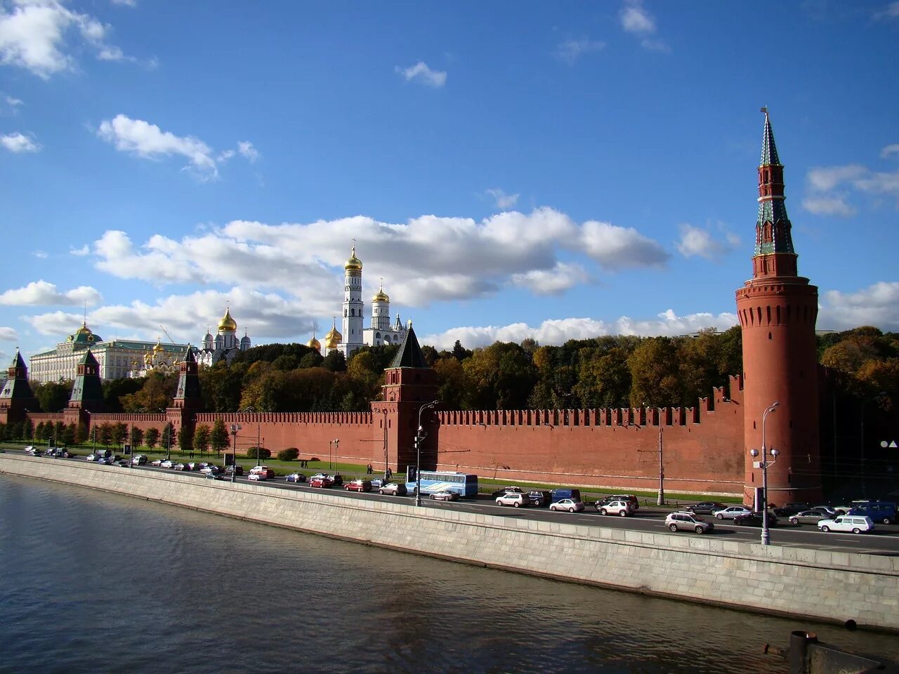 Кремль москва. Короткие кремль. Беклемишевская башня московского кремля. Короткие кремль. Боровицкие ворота кремля оружейная палата.