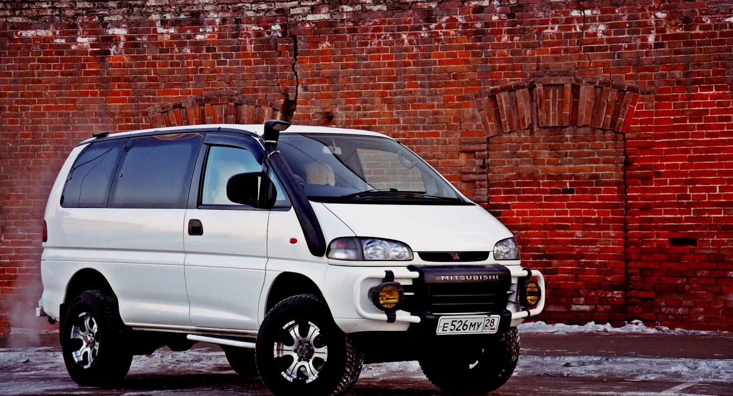 Мицубиси Делика l400. Mitsubishi минивэн Delica. Митсубиси Делика 1 поколение. Mitsubishi Delica 2 поколение.